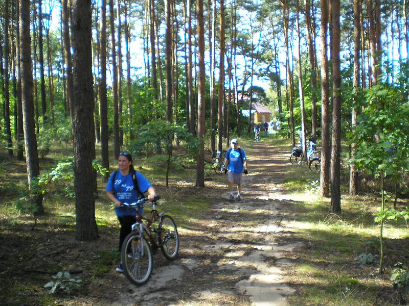 rowtras 023.jpg - W drodze na cmentarz kolonistów niemieckich w Sarnowie.